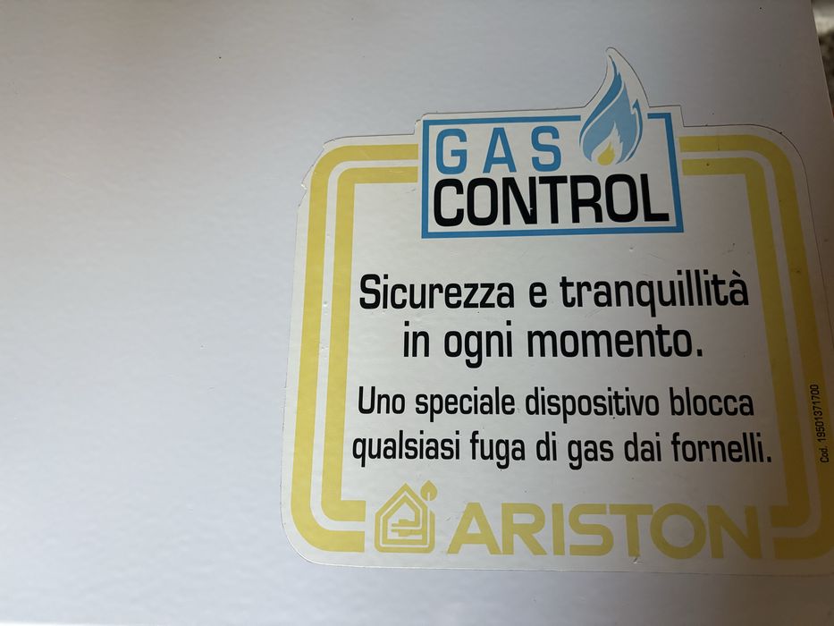 Комбинирана готварска печка Ariston G 522 + пълна газова бутилка