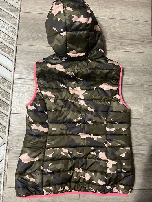 Олекотен елек с качулка