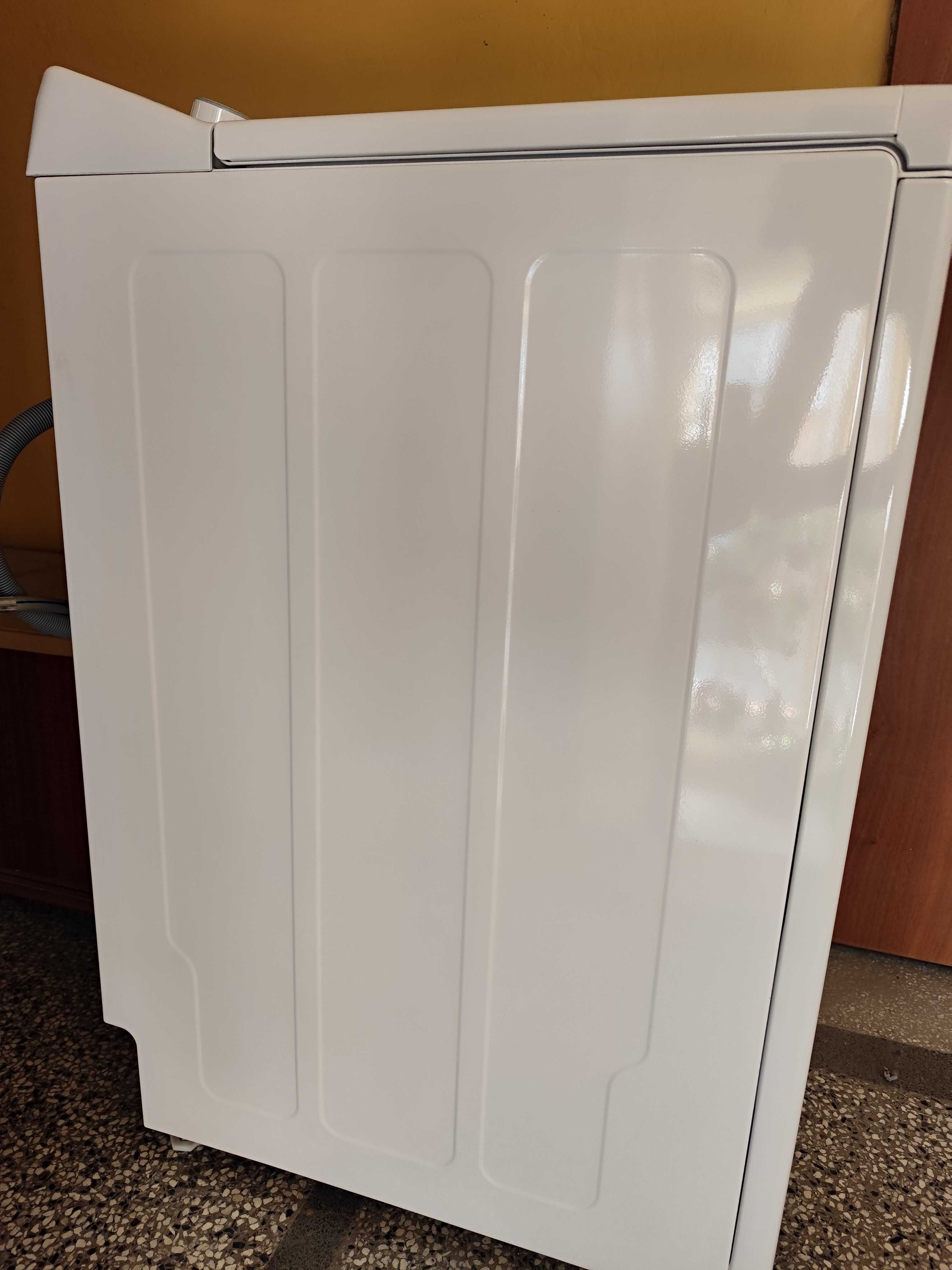 Пералня с горно зареждане Whirlpool.