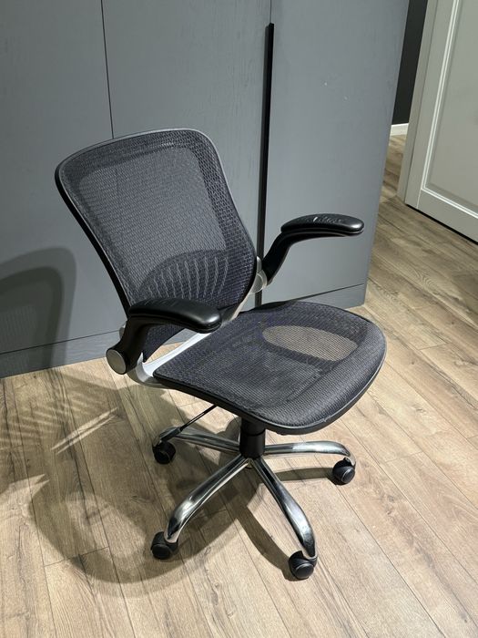Кресло офисное, сетчатое.