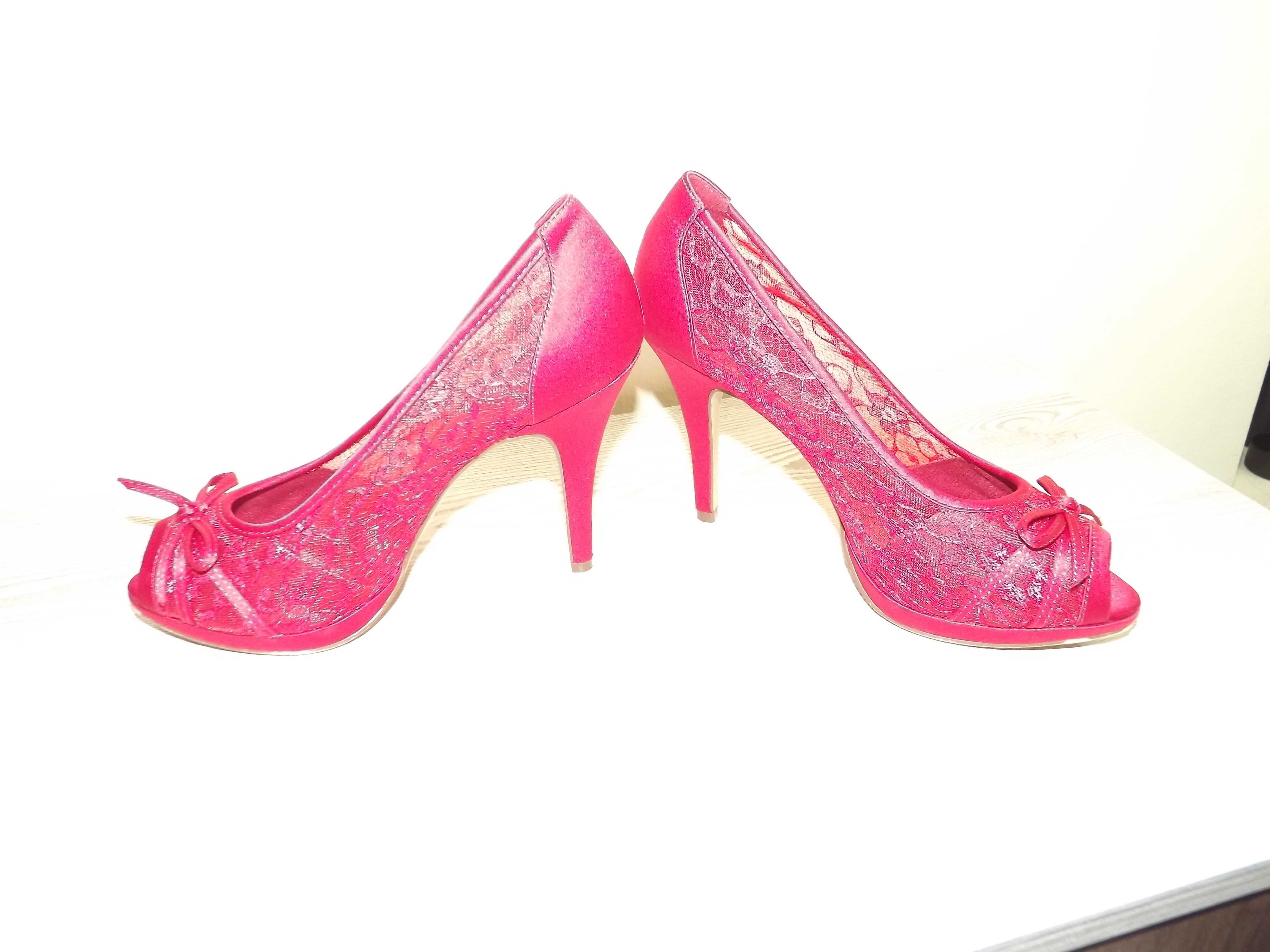 Pantofi rosii din dantela, cu platforma
