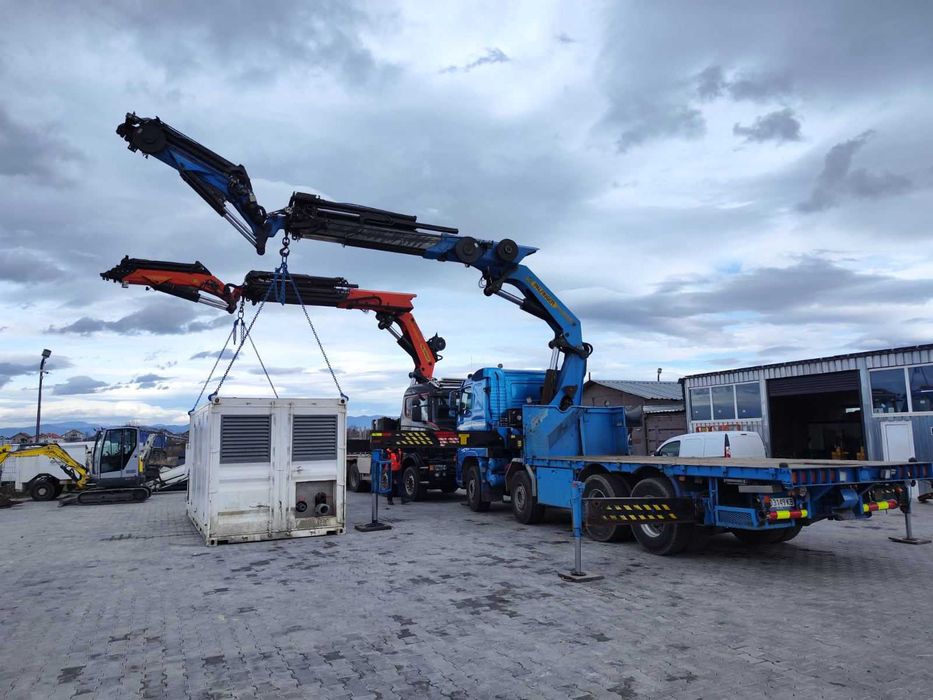 Камион с кран. Транспортни, монтажни и товаро-разтоварни услуги.