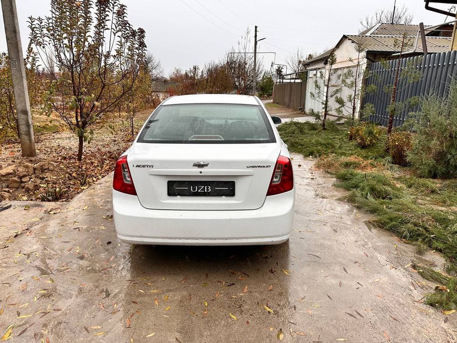 Автомобиль Лачетти 2011 года