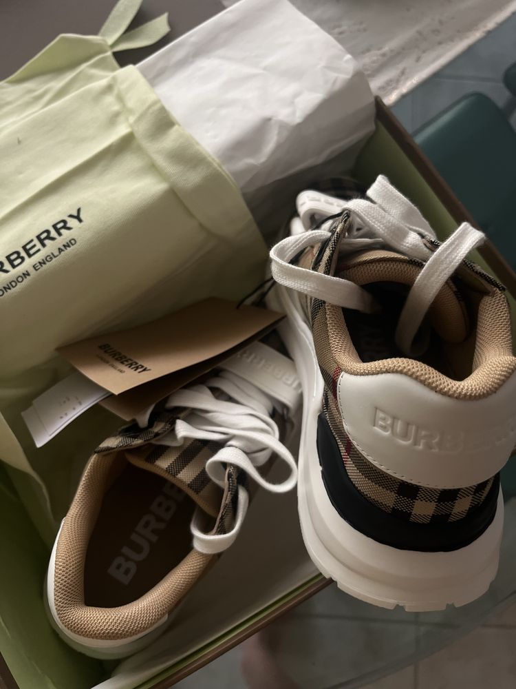 BURBERRY.   Обувки/Нови