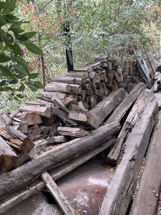 Дрова на зиму , шпалы .