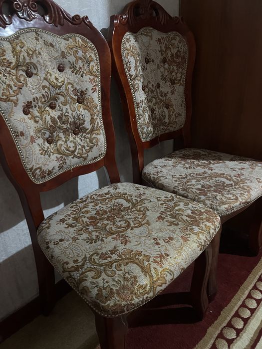 Стол стулья и сервант