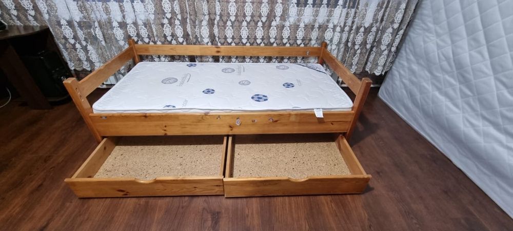 Продаю 2 детско подросковые кровати из массива дерева, с матрасами.