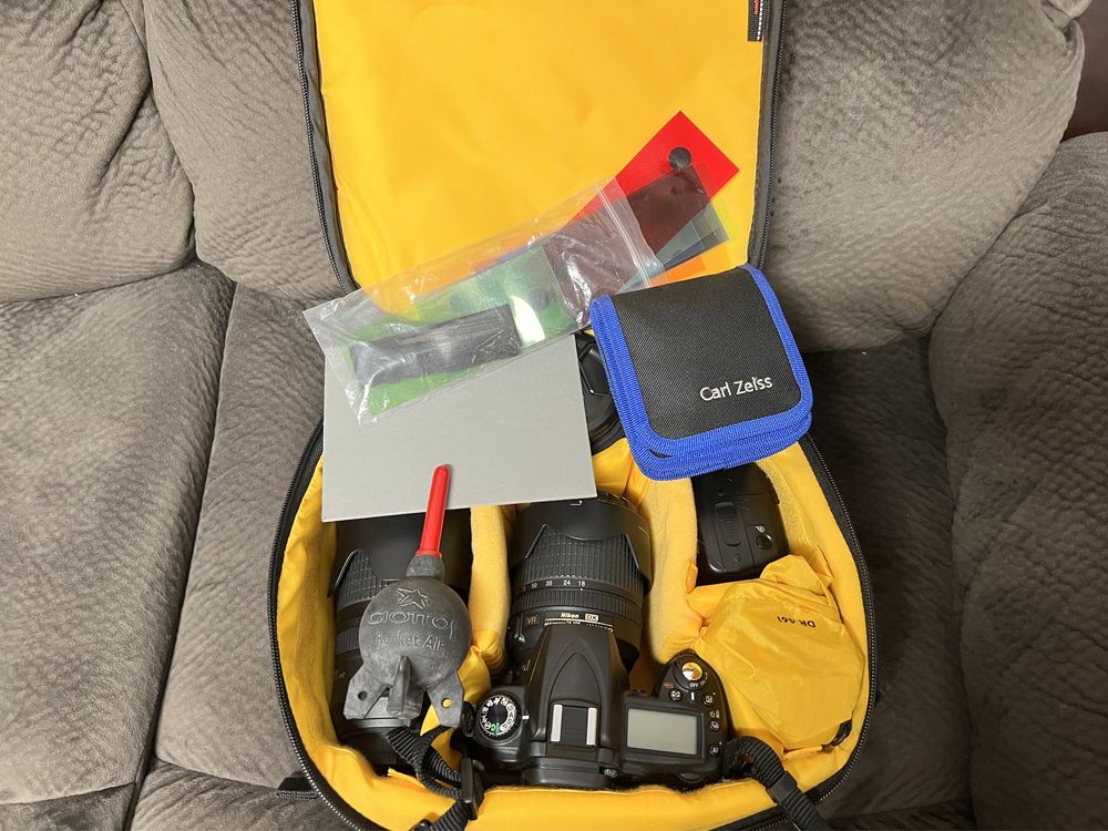 Set aparat foto DSLR Nikon D90 cu flash si 4 obiective