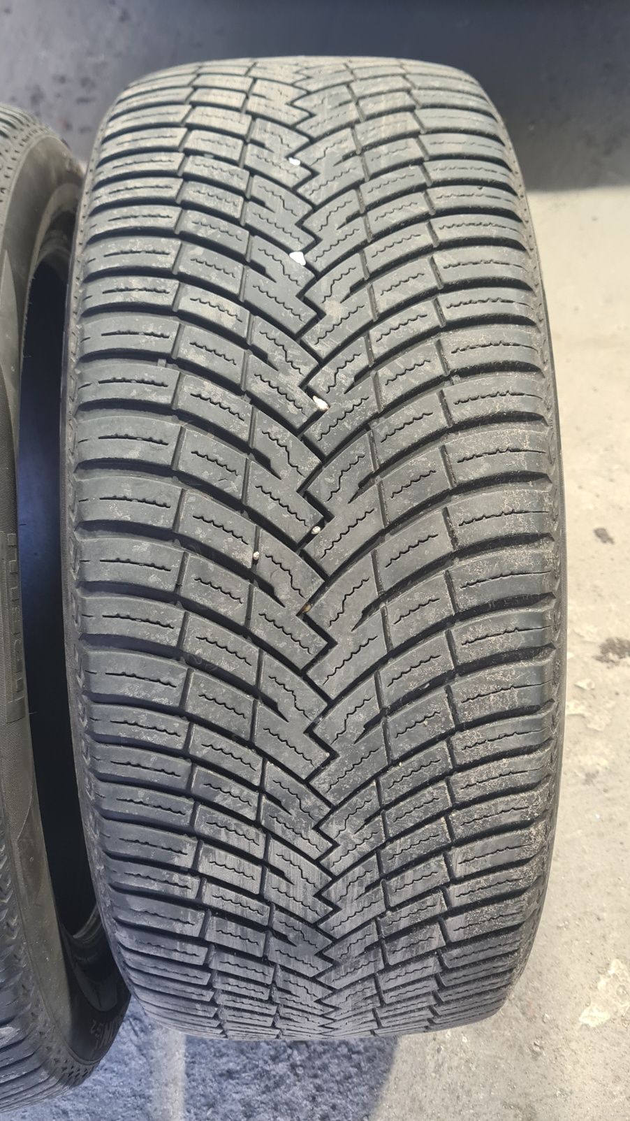 235 45 19 Pirelli  DOT 0322