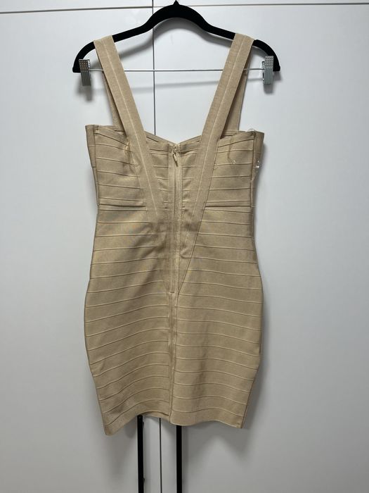 Къса бежова рокля