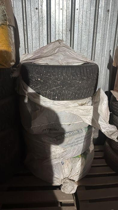 Зимние шины шипованные 245/45/17 
Nokian hakapellita