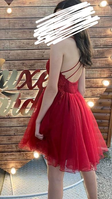 Червена рокля, носена е веднъж за повод