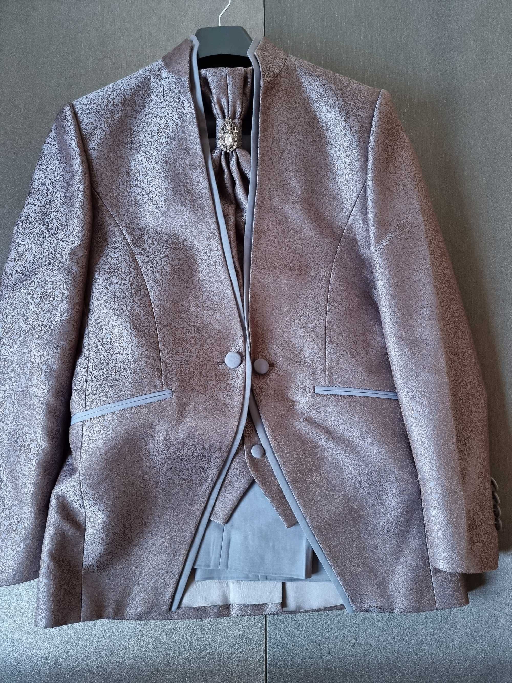 Costum de nuntă si cununie