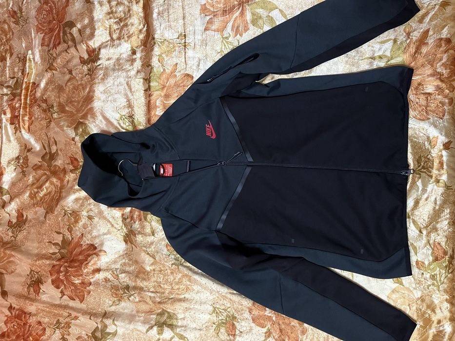 Продавам чисто нов Nike Tech fleece