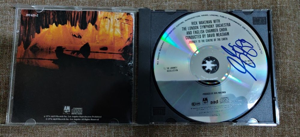 Vând CD Rick Wakeman cu autograful original al muzicianului.