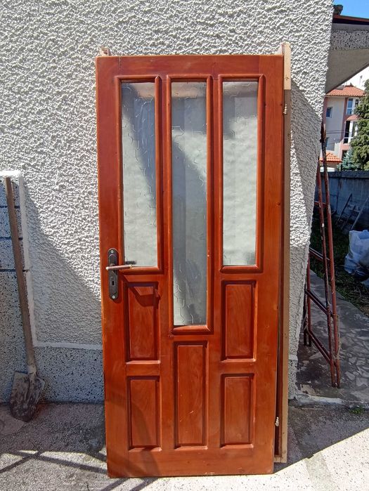 Продавам дървена врата