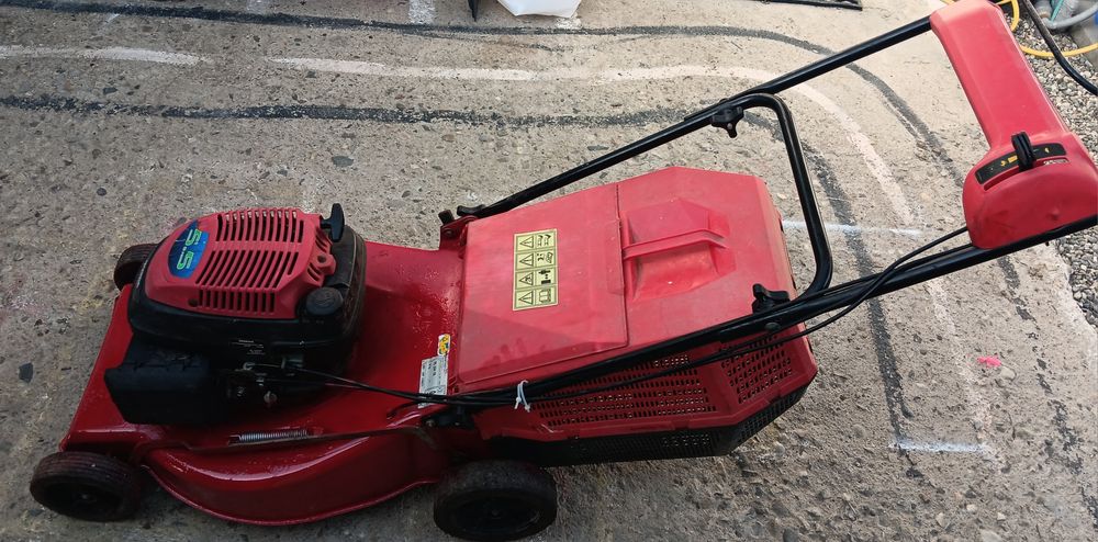 Masina de Tuns Iarba pe Benzina  in 4 Timpi cu Autopropulsie.