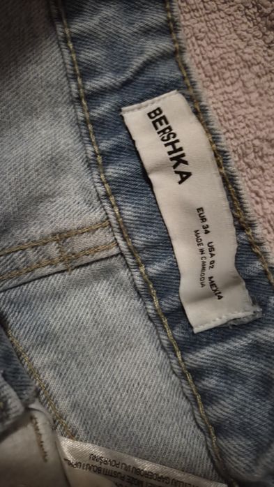 Чисто нови дамски дънки с камъни BERSHKA