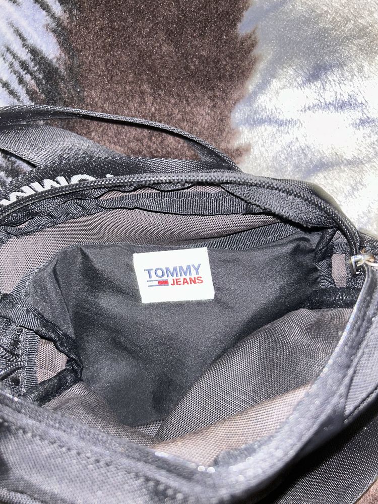 Продава се чаната на Tommy jeans