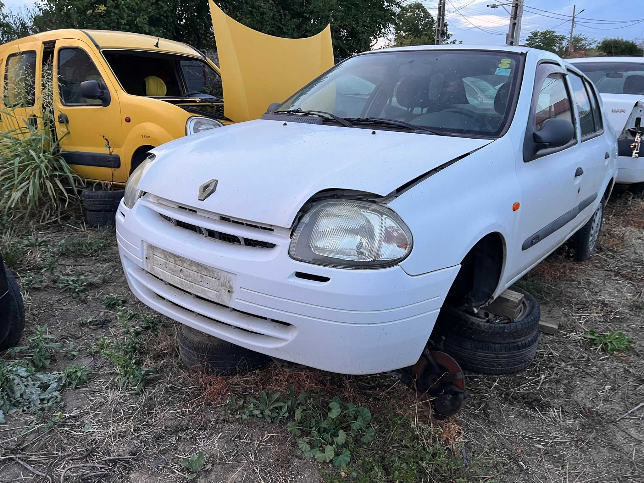 Dezmembrez Renault Clio 2000