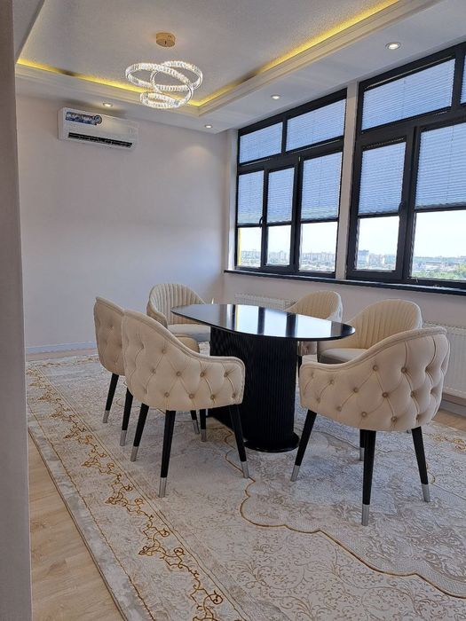 Мебель, комплект- стол и стулья для гостиной или кухни