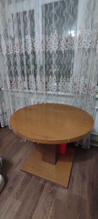 Продам стол для гостиной, кухни, дачи