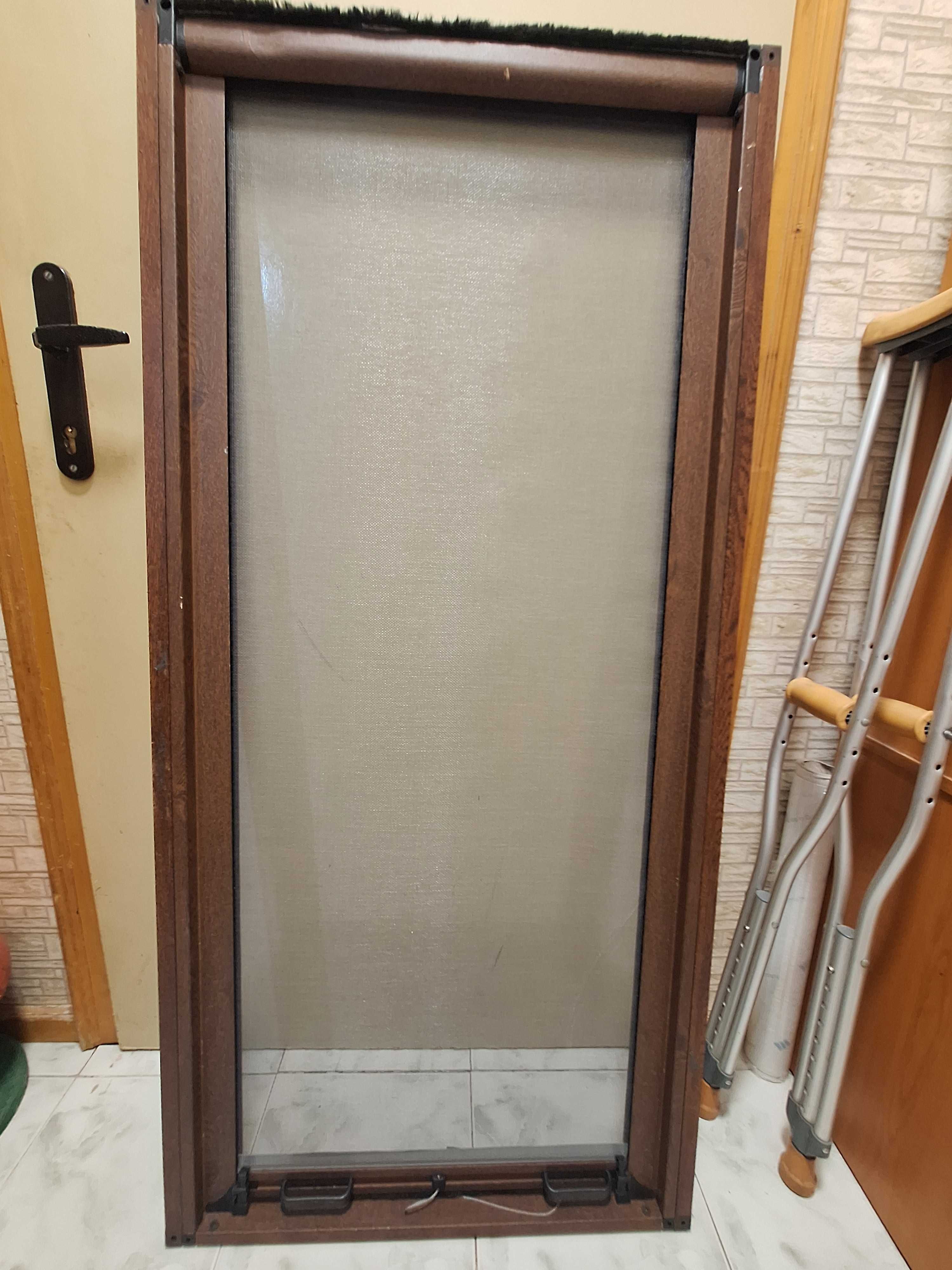 Продавам ролетен комарник