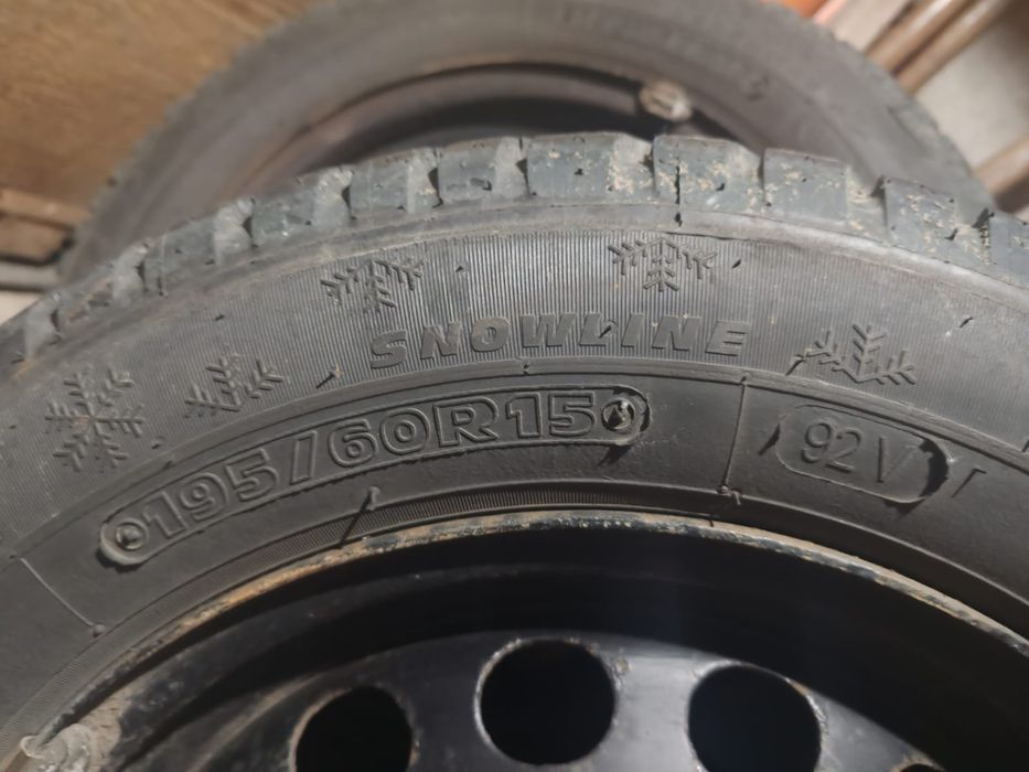 Vând anvelope iarna 195/60 r15