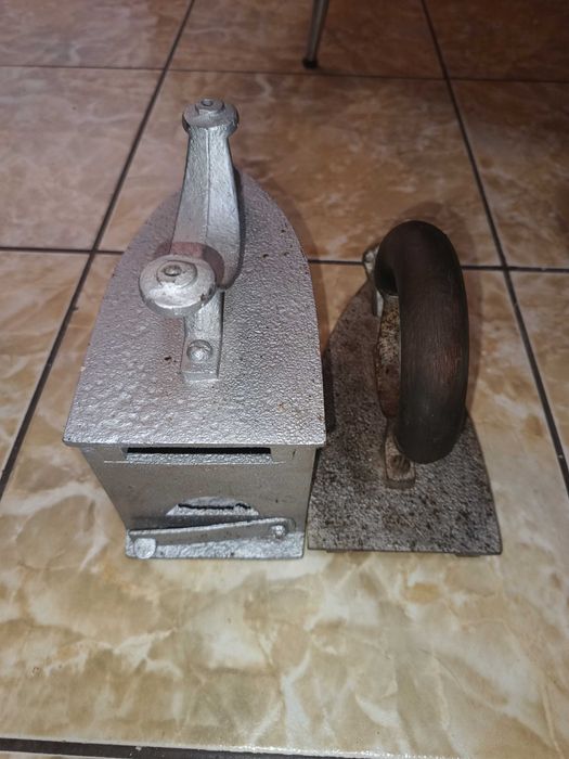 Vând fier calcat model vechi!