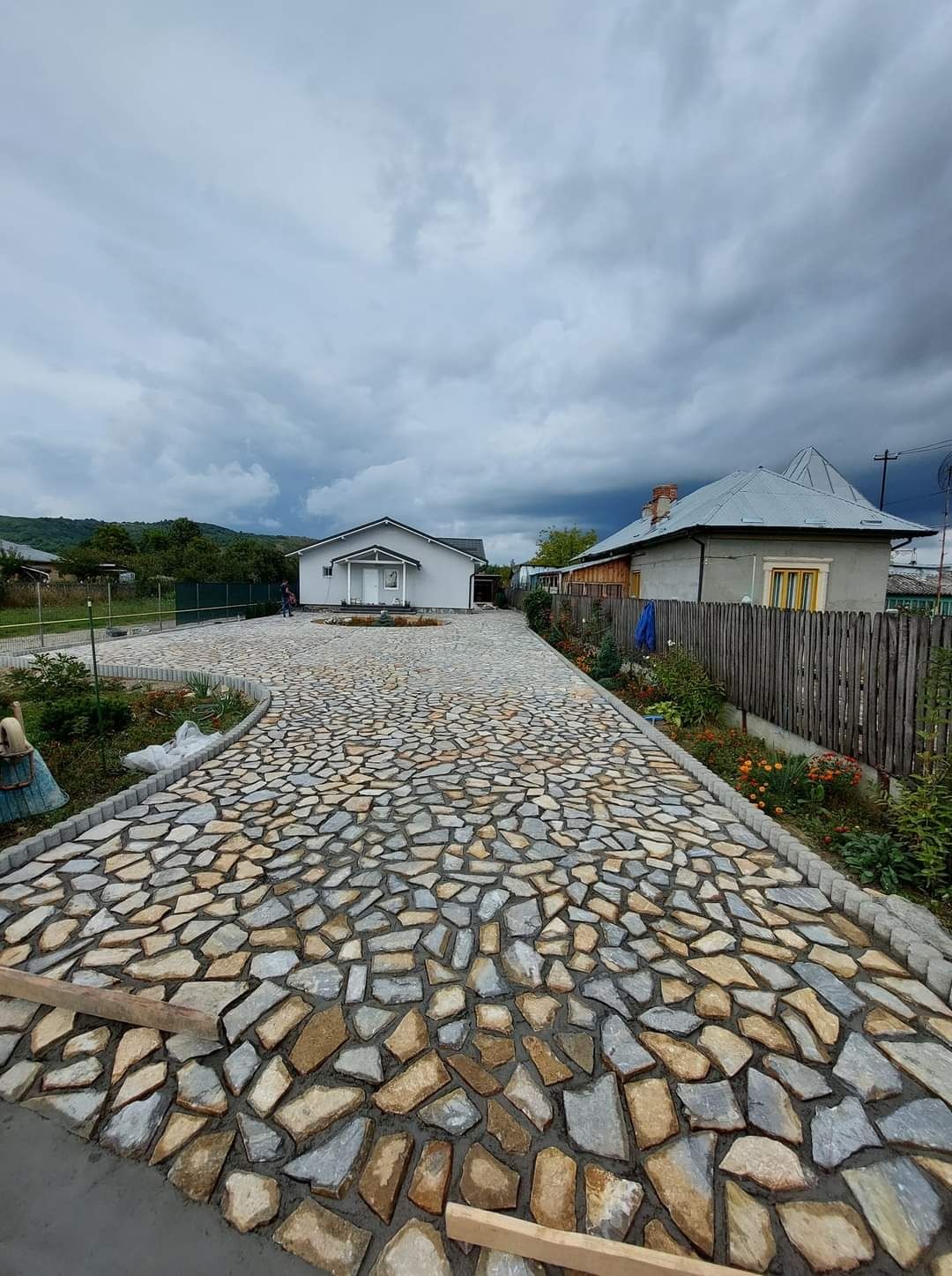 Vând piatra și montez oriunde în tara.