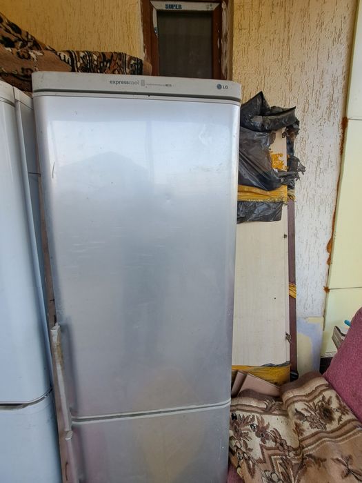 Продам два холодильника, не рабочие-перенапряжение.