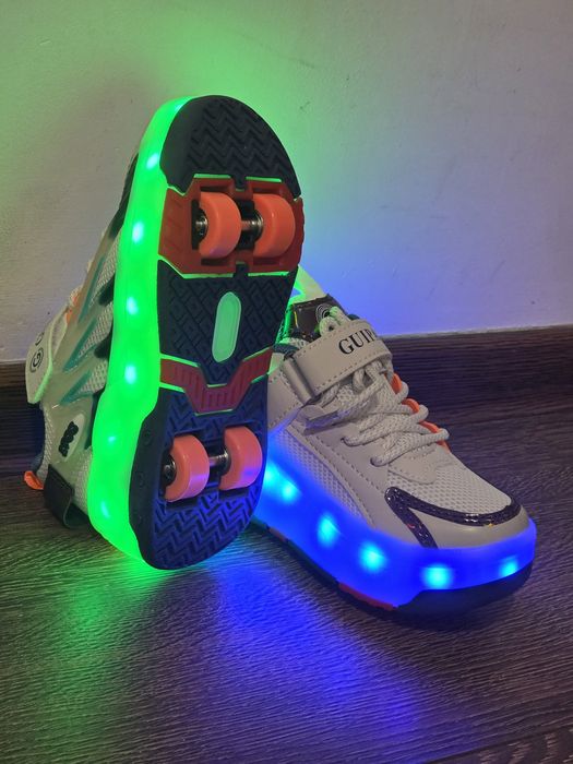 Adidasi noi cu role detașabile