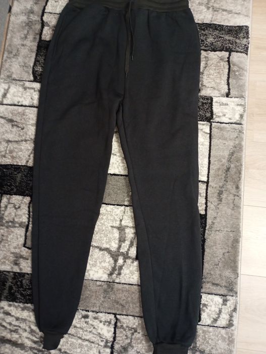 Trening negru cu puncte roși.