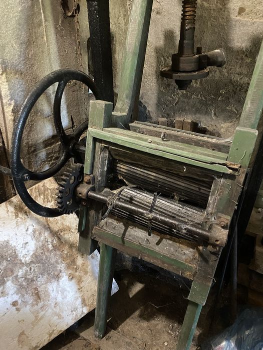 Zdrobitor manual și presă veche de struguri – peste 50 de ani
