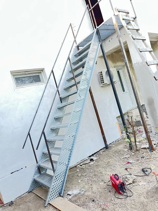 Vând scarii metalice zincate exterioare și pentru incendii , platforme