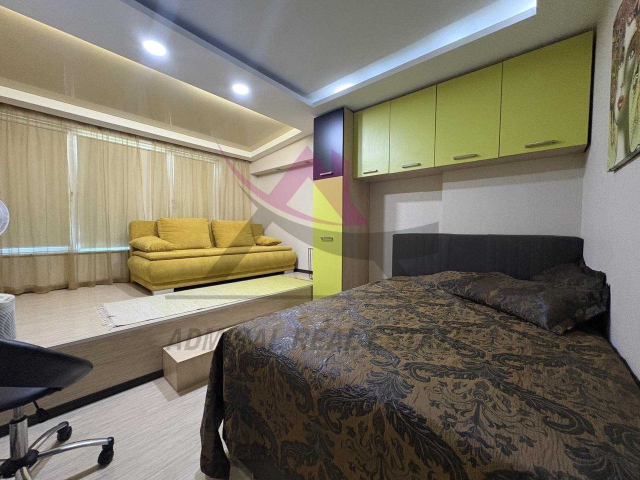 Дава се под наем Тристаен апартамент в Варна, Център - 107 кв.м за 950 € - Снимка #4
