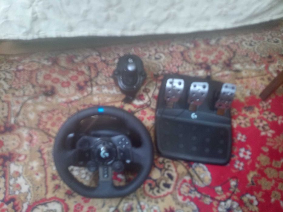 Продавам комплект Волан педали и скоростен лост на logitech