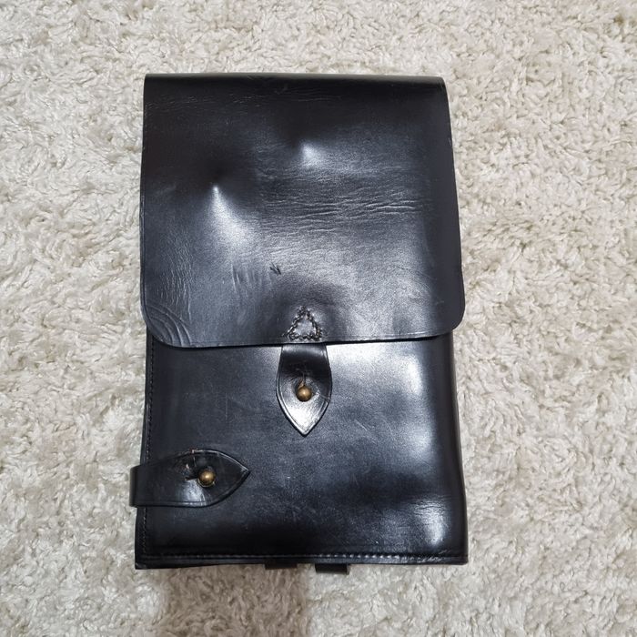 Se vinde urgent geeanta militara piele naturala .