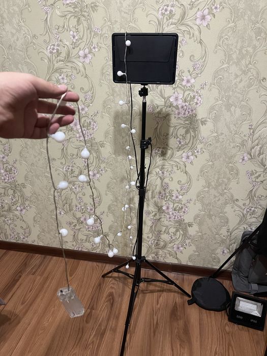 Продам прожектор почти новое штативом вместе + подарок герланды