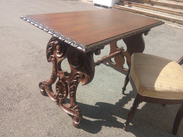 Masă și scaun din lemn masiv de stil clasic, cu elemente decorative sc