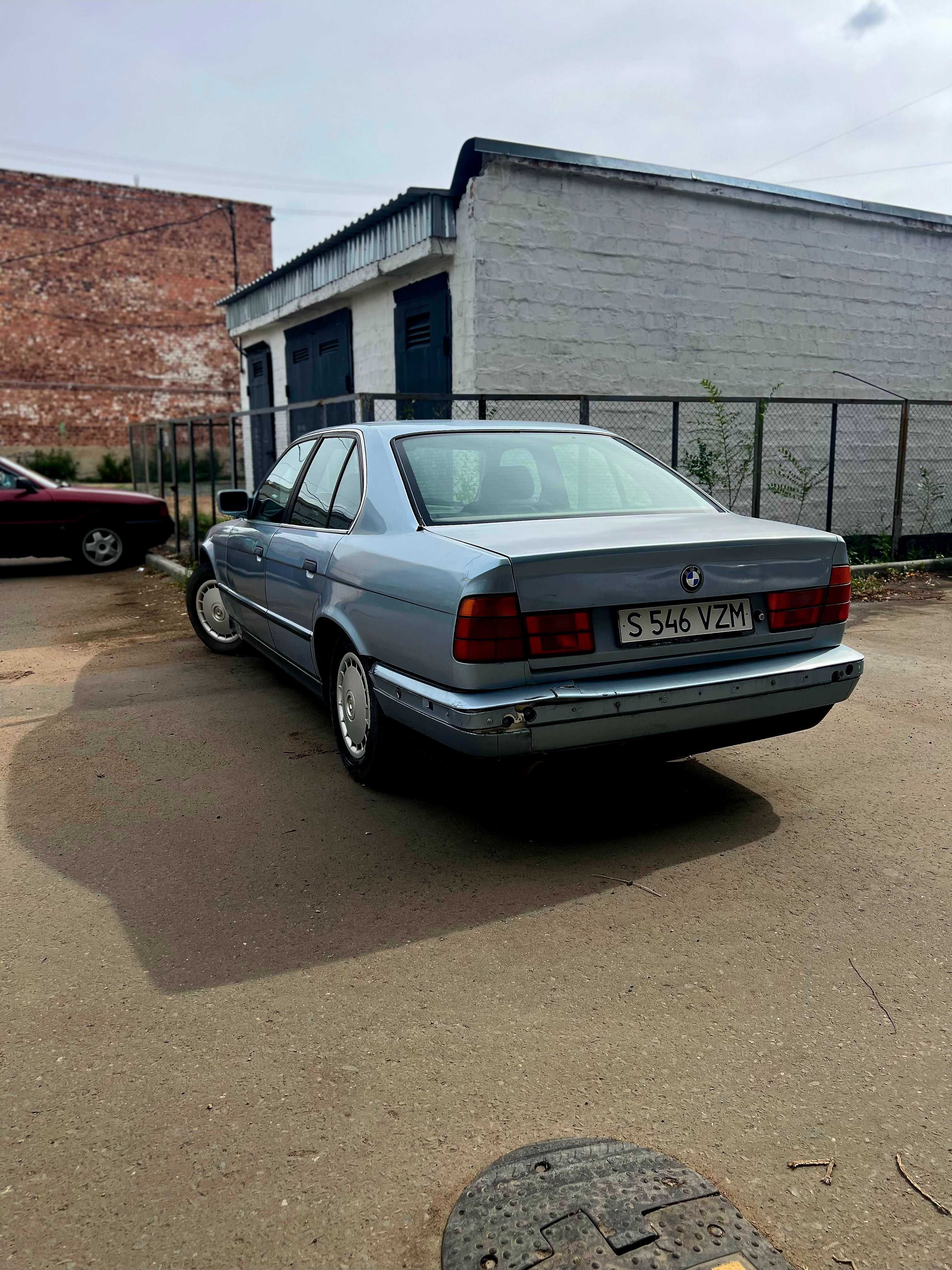 BMW 520 E34 Небесного цвета