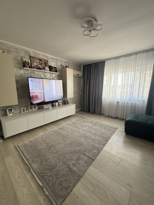 Vand apartament ,etajul 1,zona centrala