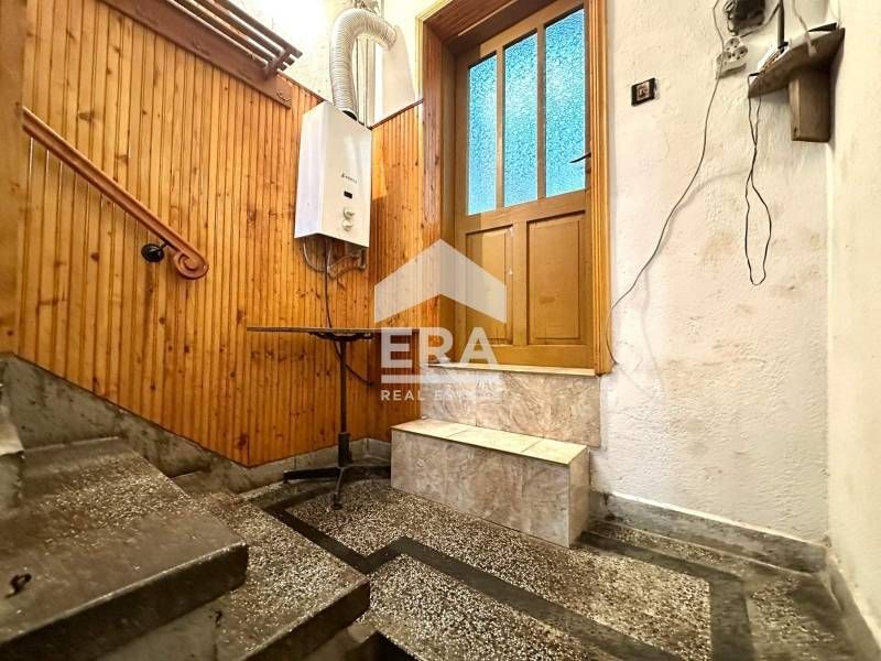 Двуетажна къща с двор в гр. Дебелец