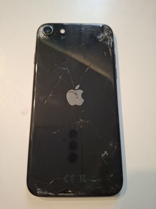 Iphone SE 2020 Black телефона е със icloud и парола