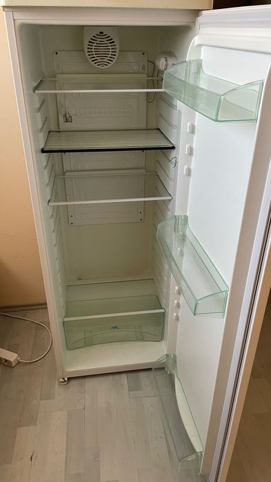 Хладилник без камера, с много полезно вътрешно пространство.