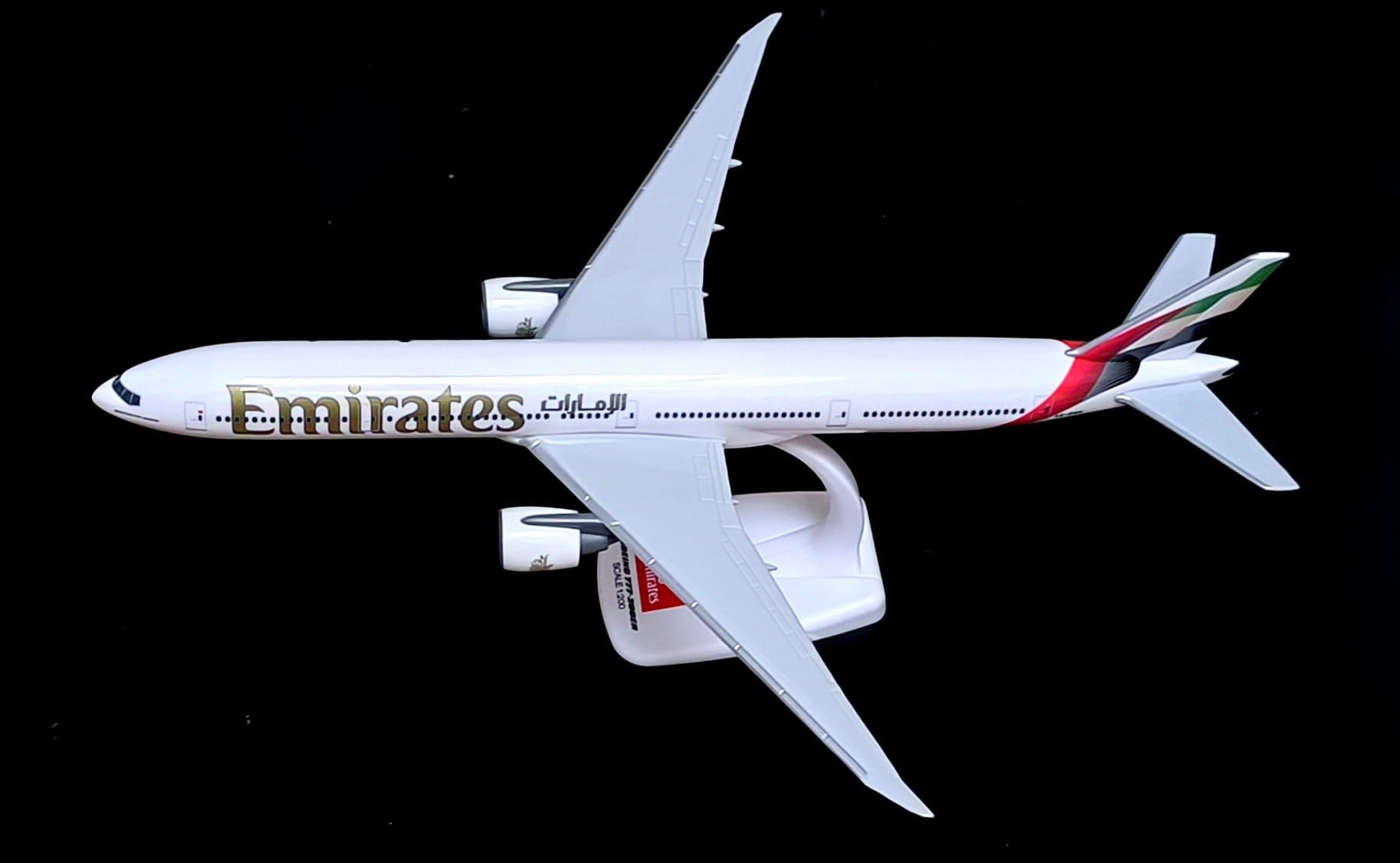 Macheta avion Emirates Boeing 777-300ER 1:200 originala, sigilată
Spec