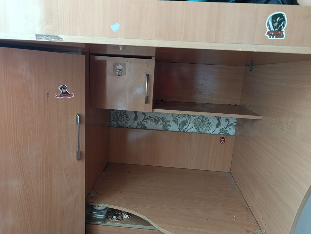 Кровать, шкаф и стол вместе