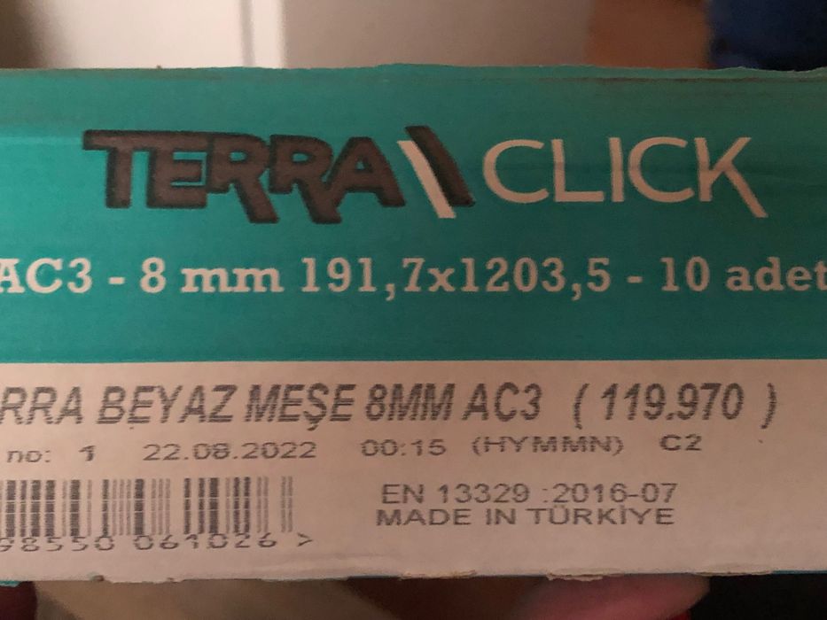 Продавам ламиниран паркет 6 пакета по 2.3 квадрата за 13.8 квадрата