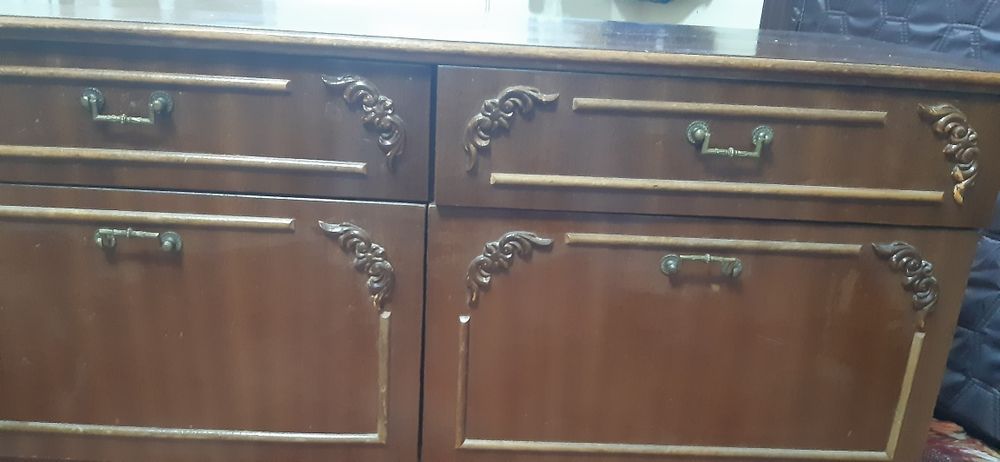 Скрин със 6 чекмеджета и старо красиво шкафче