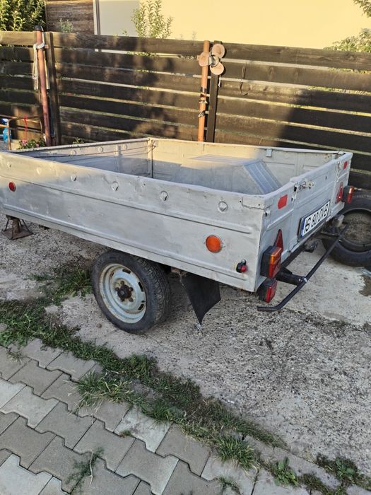 Remorcă auto cu o axă